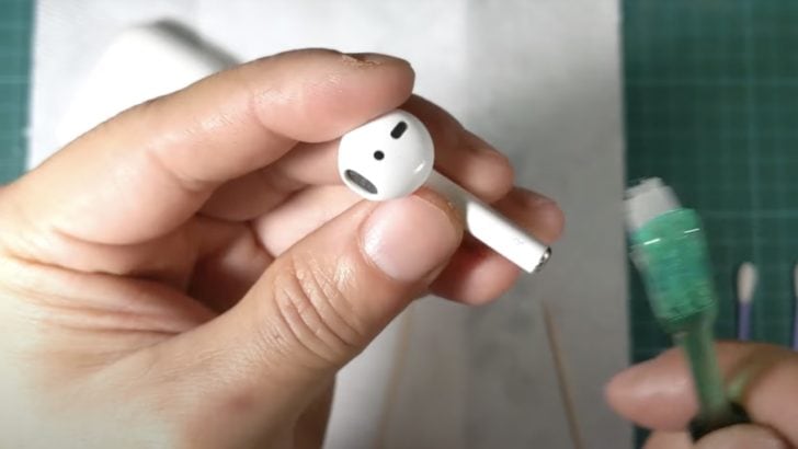 Picture of person cleaning the proximity sensors of airpods