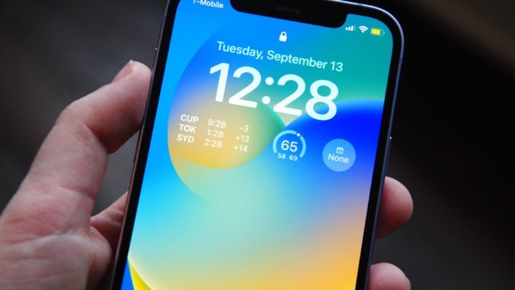 Photo of iphone lockscreen on ios 16