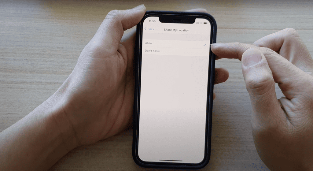 Photo of an iPhone allowing to share its location