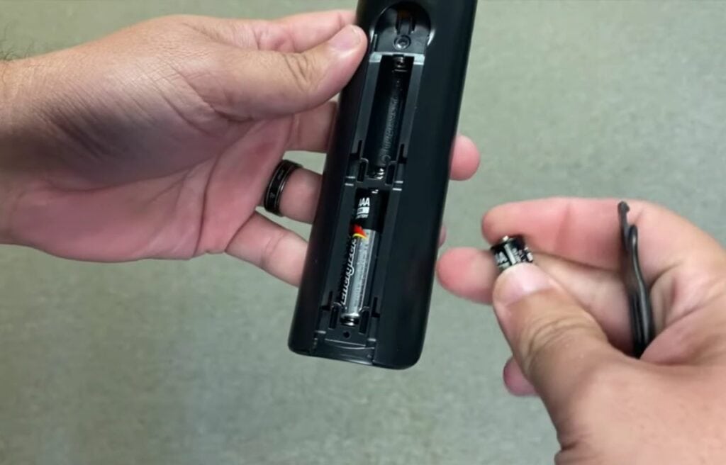 Replacing the battery of a Samsung remote